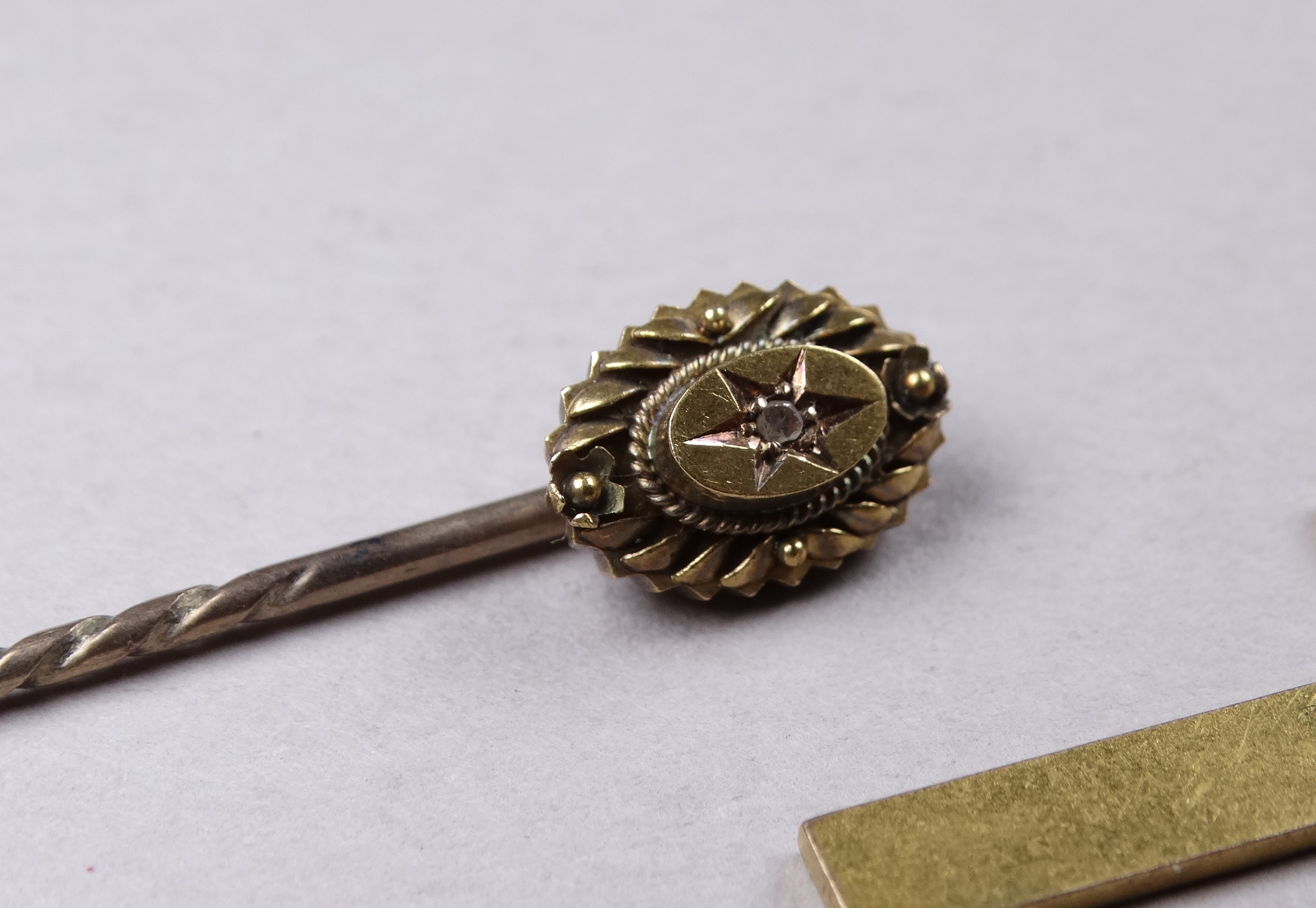 A pair of 9ct yellow gold cufflinks - together with a bangle, a heart shaped clasp, a yellow metal - Image 4 of 6