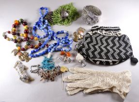 A small quantity of costume jewellery - including a bead purse bag, a rhinestone set bangle and