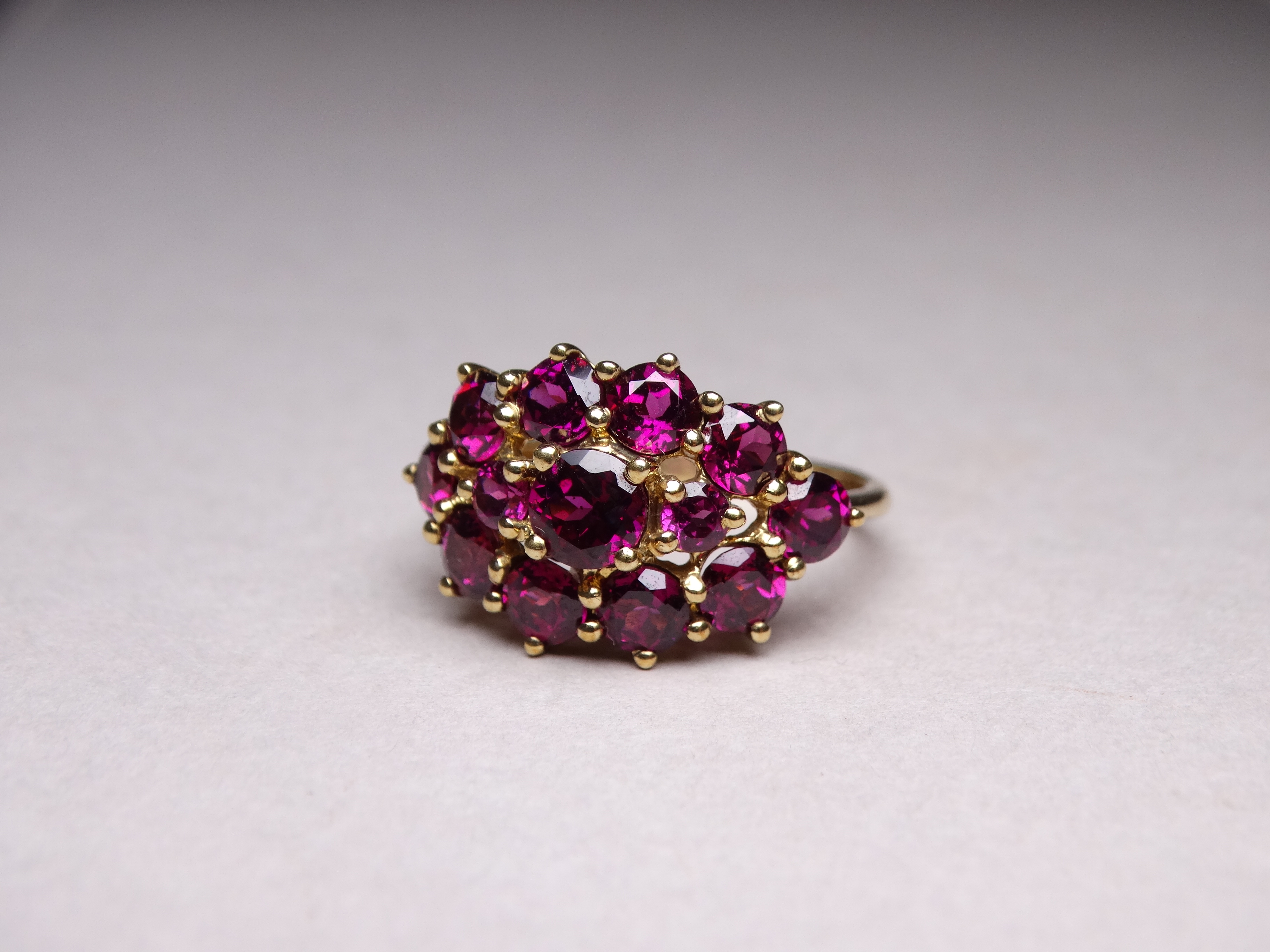 A 9ct yellow gold garnet cluster ring - with an arrangement of thirteen claw set stones, ring size - Image 4 of 5
