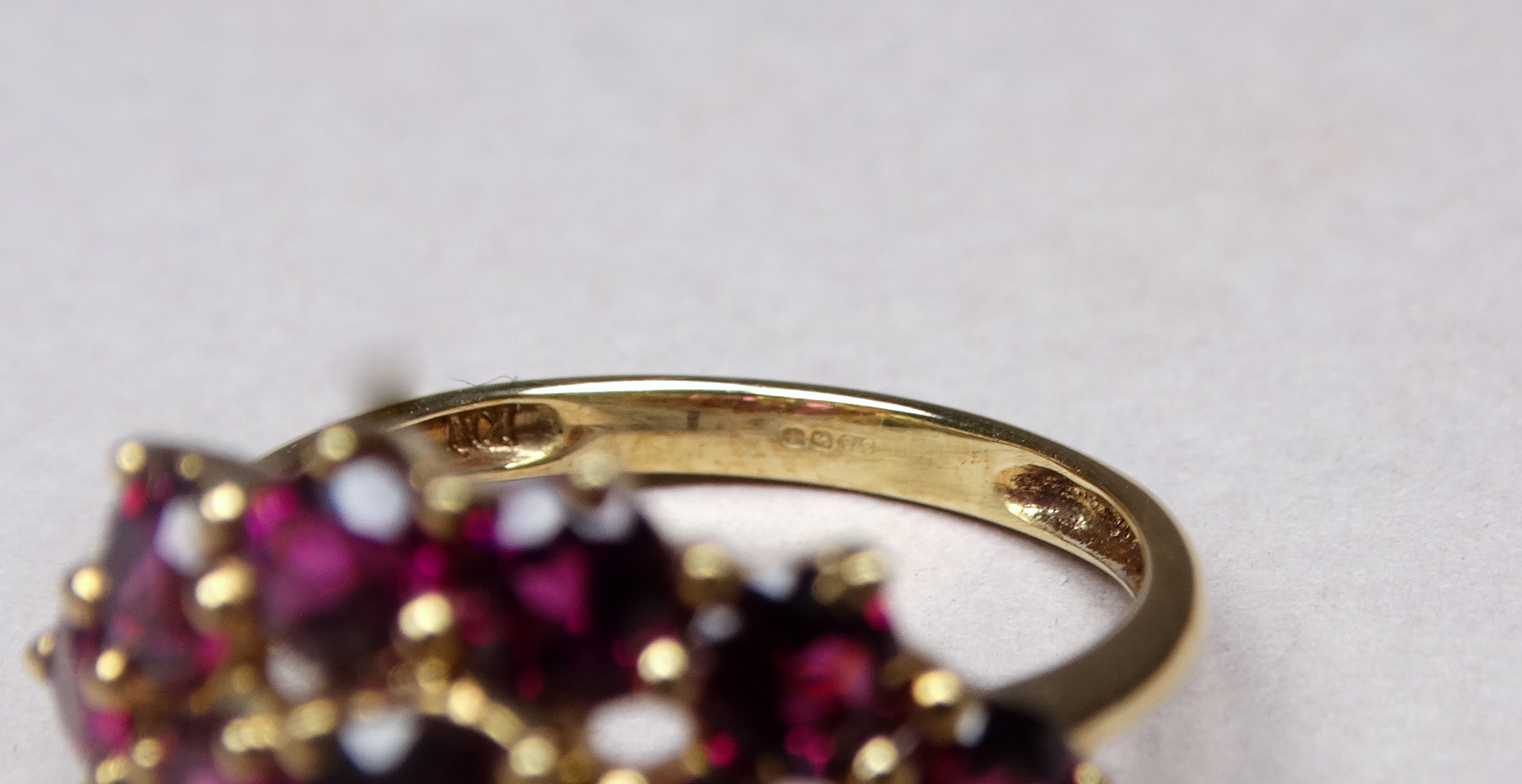 A 9ct yellow gold garnet cluster ring - with an arrangement of thirteen claw set stones, ring size - Image 5 of 5