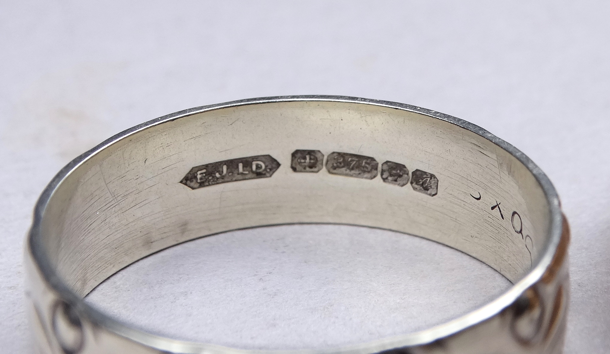 A 9ct white gold wedding band - with engraved decoration, size Y, together with a 9ct yellow gold - Image 2 of 5