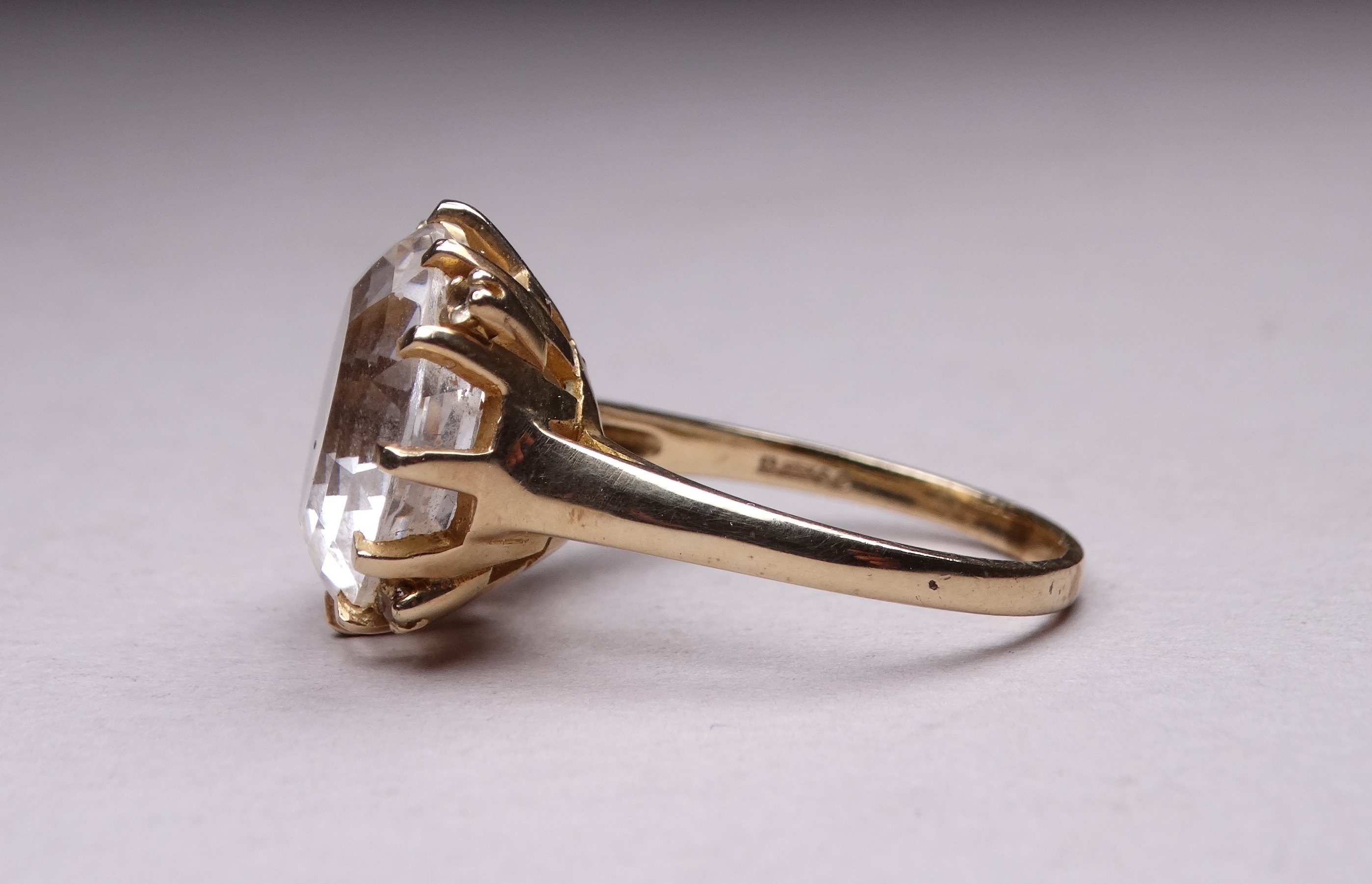 A 9ct yellow gold gem set ring - the large white stone possibly topaz, within a claw setting, ring - Image 5 of 6