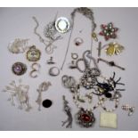 A small quantity of costume jewellery.