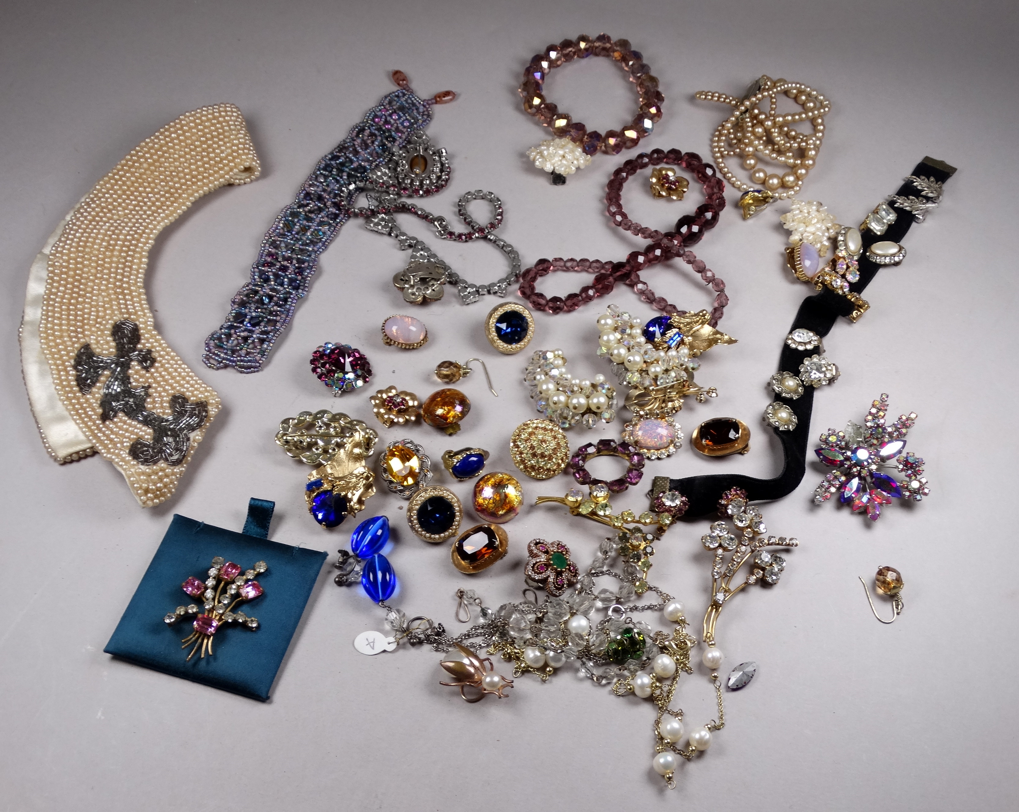 A quantity of costume jewellery - including a faux pearl collar.