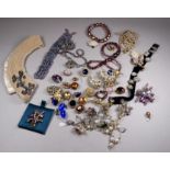 A quantity of costume jewellery - including a faux pearl collar.