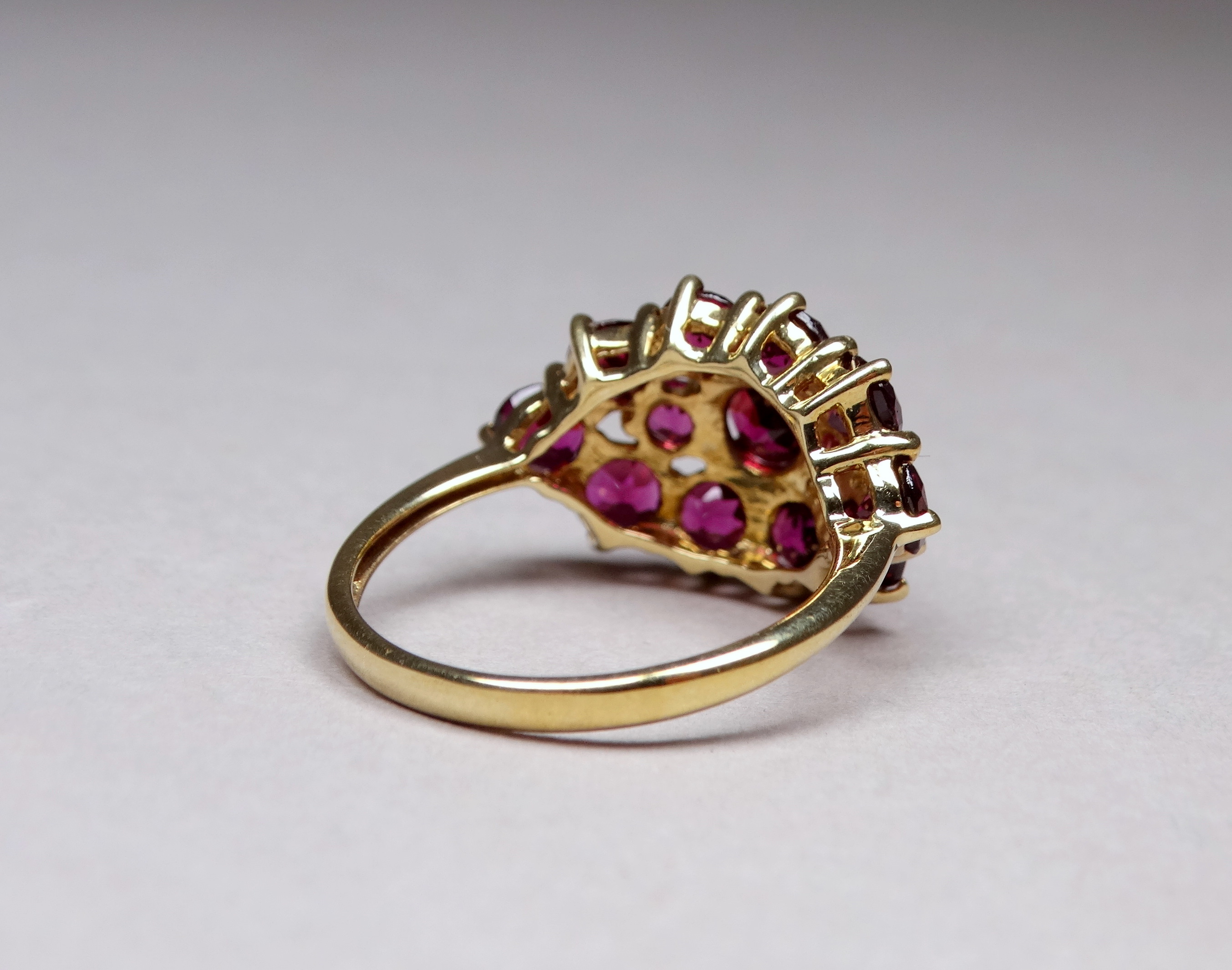A 9ct yellow gold garnet cluster ring - with an arrangement of thirteen claw set stones, ring size - Image 3 of 5