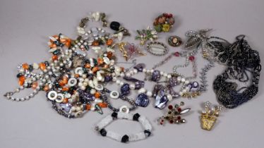 A quantity of costume jewellery - including floral brooches.