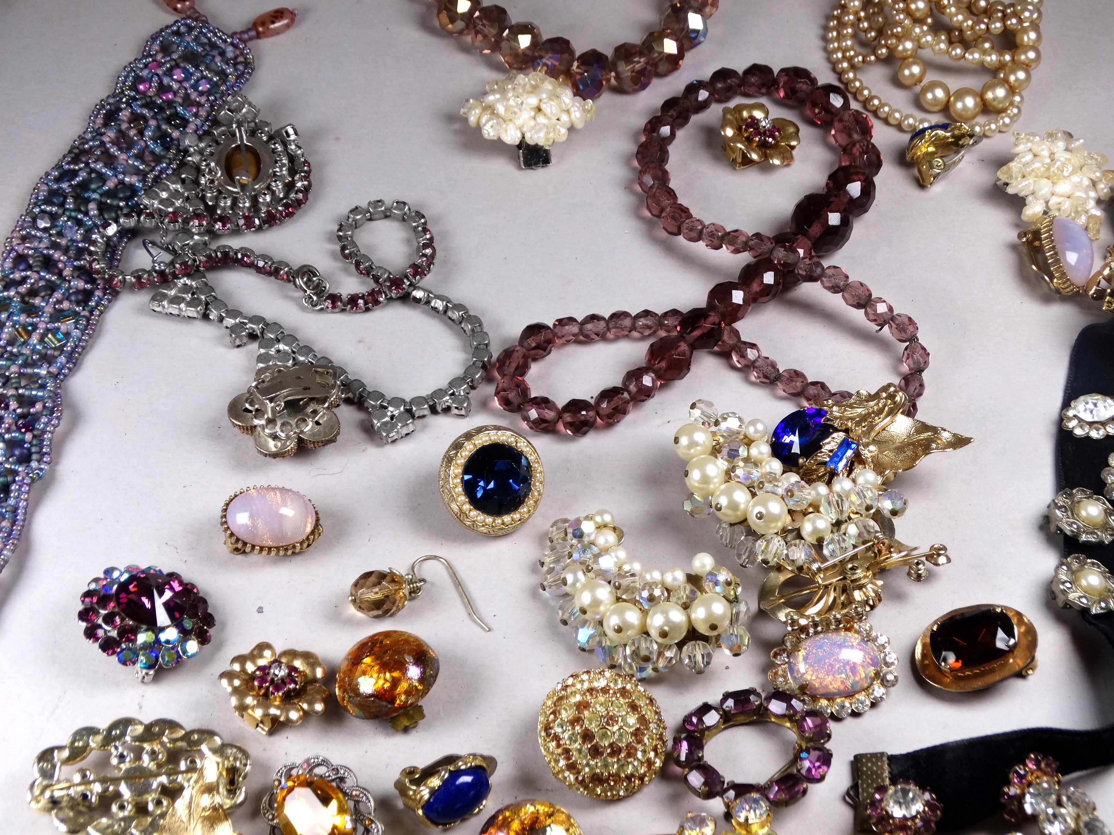 A quantity of costume jewellery - including a faux pearl collar. - Image 4 of 5
