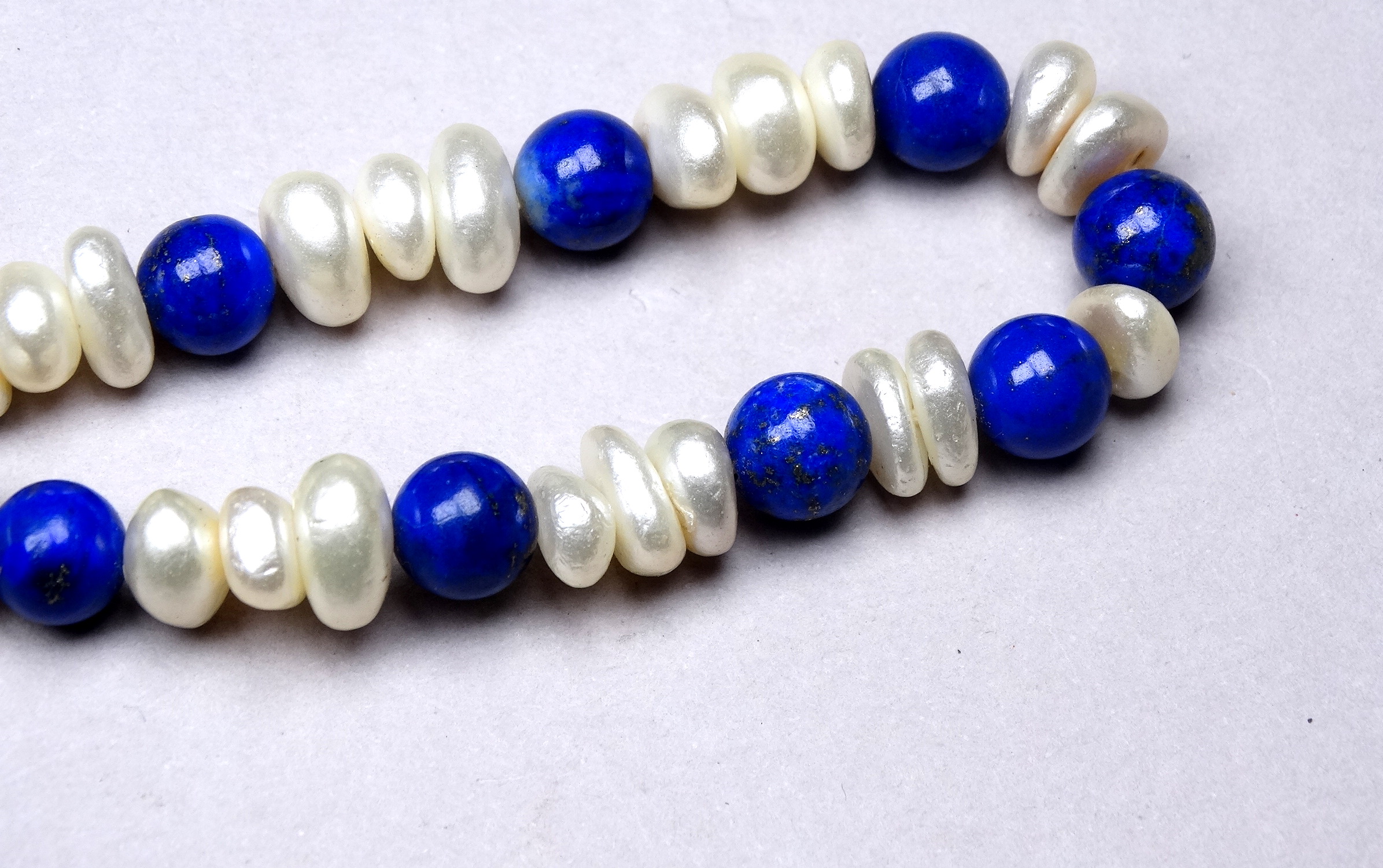 A lapis lazuli and seed pearl necklace - with an alternating arrangement of asymmetrical pearls - Image 3 of 3
