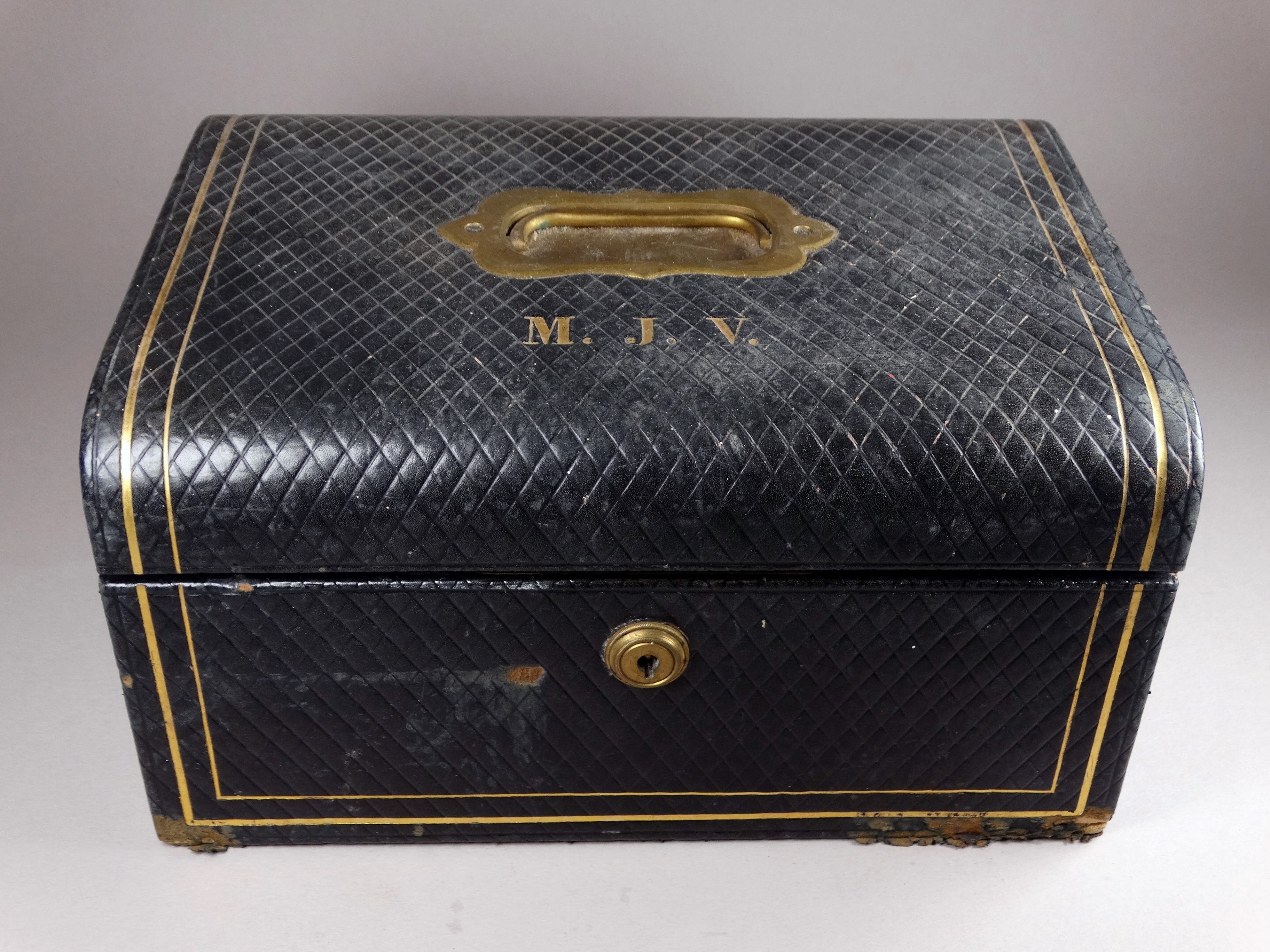 A late Victorian leather jewellery box - the case with a quilted finish, ownership initials and - Image 2 of 8