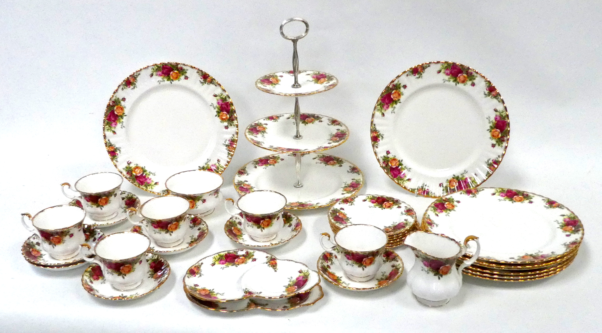 A quantity of Royal Albert teaware - 'Old Country Roses' pattern, including six cups and saucers,