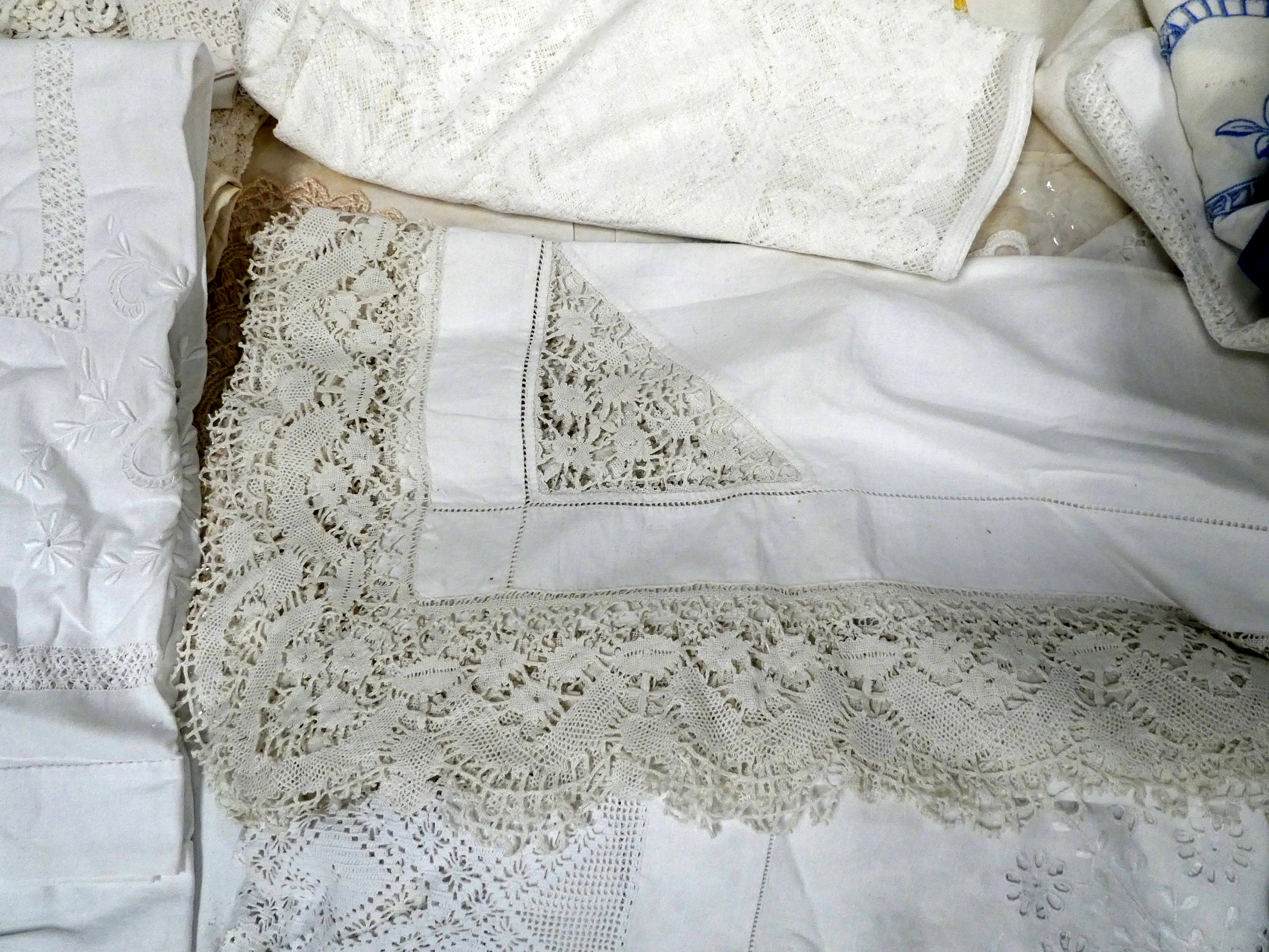 A quantity of 20th century lace and white-ware - together with a quantity of embroidered items. ( - Image 2 of 3
