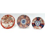 A late 19th century Japanese Imari pattern plate - with a scalloped rim, diameter 24cm, together