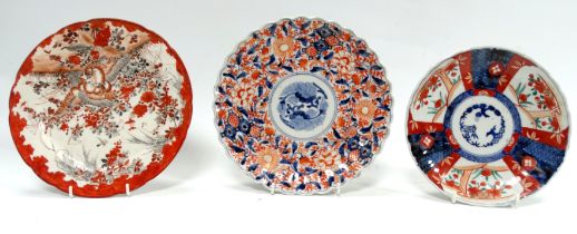 A late 19th century Japanese Imari pattern plate - with a scalloped rim, diameter 24cm, together