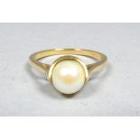 A pearl set 10k gold ring - size N, weight 2.3g.