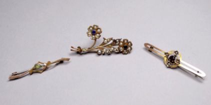 A 9ct gold bar brooch set a peridot - together with a 9ct gold garnet and pearl set bar brooch,