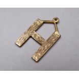 A 9ct gold pendant - in the form of an H, weight 5g.