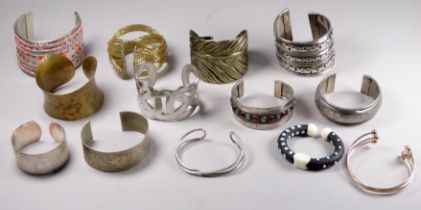 Thirteen costume jewellery bangles