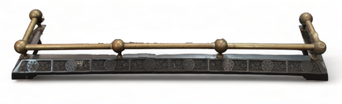 A late 19th century brass and steel fender - width 117cm, depth 27cm.