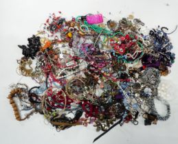 A quantity of costume jewellery