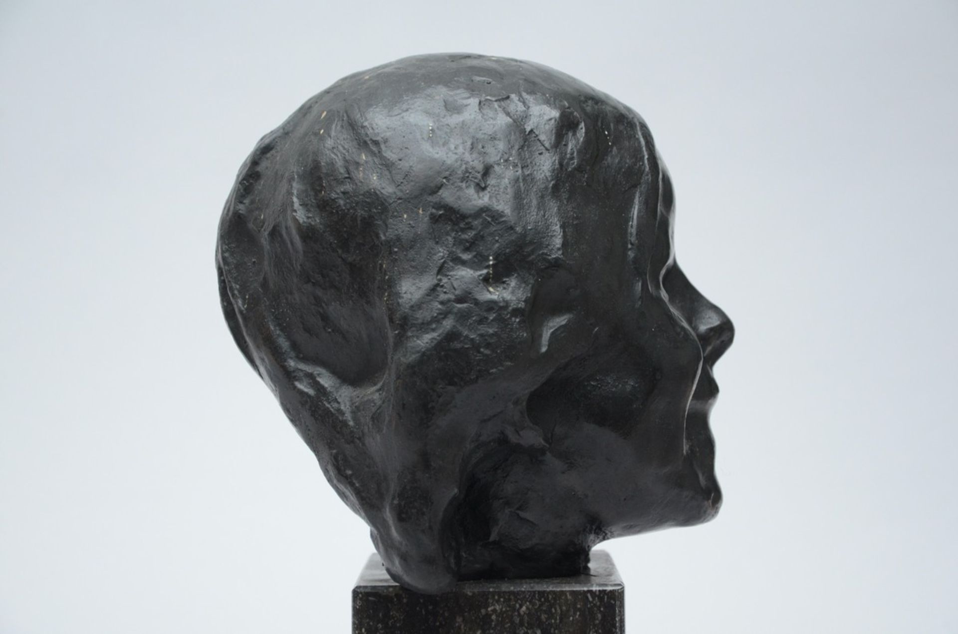 Rik Wouters (posthumous): a bronze statue 'head of a young girl' (bronze h20cm) - Image 2 of 4