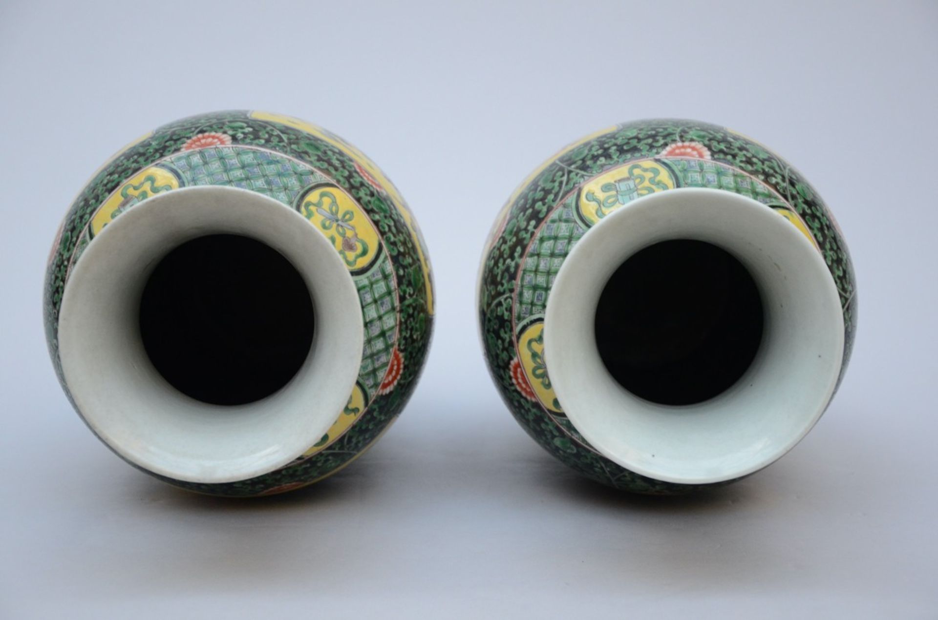 Pair of vases in Chinese famille verte porcelain 'mythical animals' (h51cm) - Bild 3 aus 4