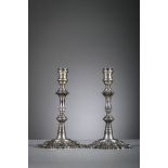 A pair of English silver candlesticks by Lampfert London, 18th century (h22cm)