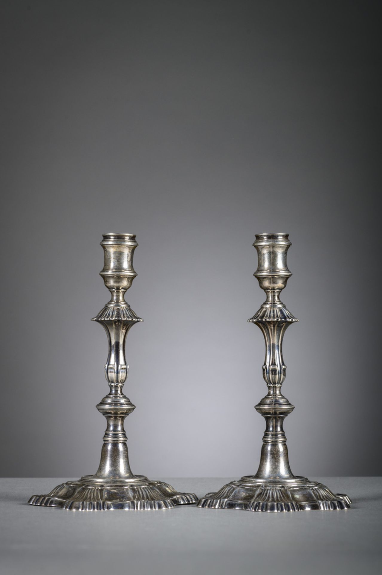 A pair of English silver candlesticks by Lampfert London, 18th century (h22cm)