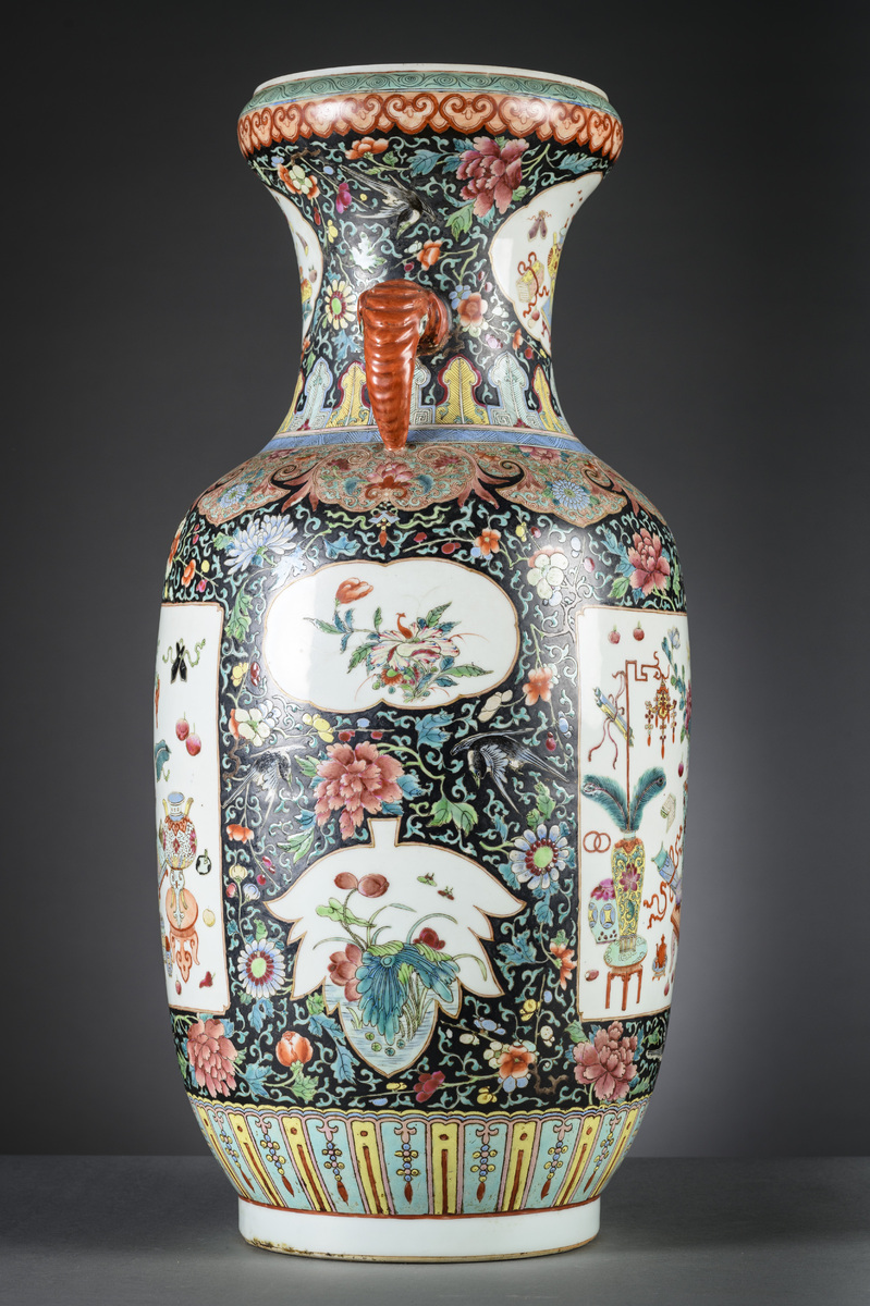 Large porcelain Chinese vase with black ground 'antiquities' (h72cm) (*) - Image 4 of 8