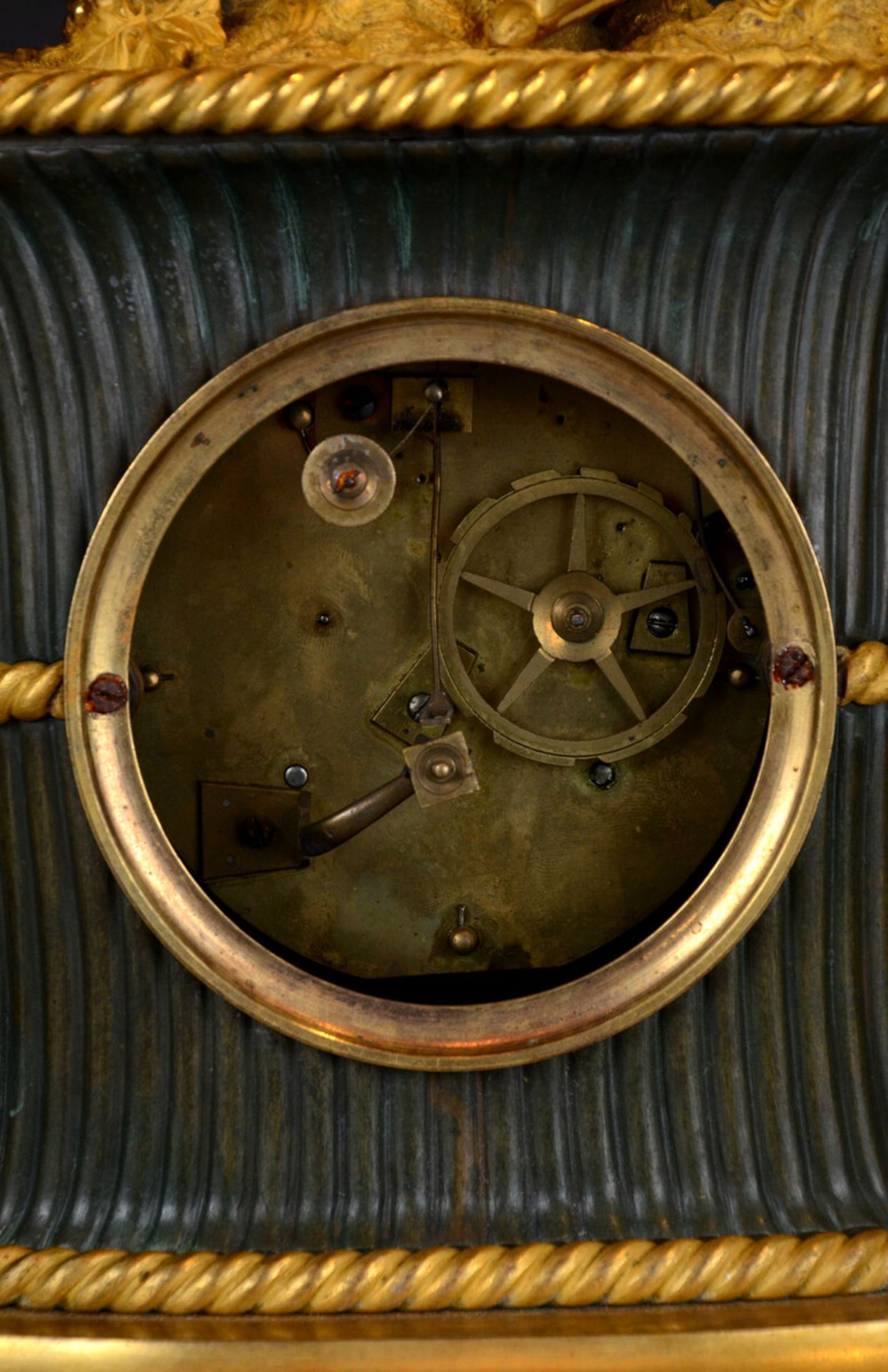 An Empire clock in gilt bronze 'sleeping putto' (h35x23x14cm) - Bild 5 aus 5