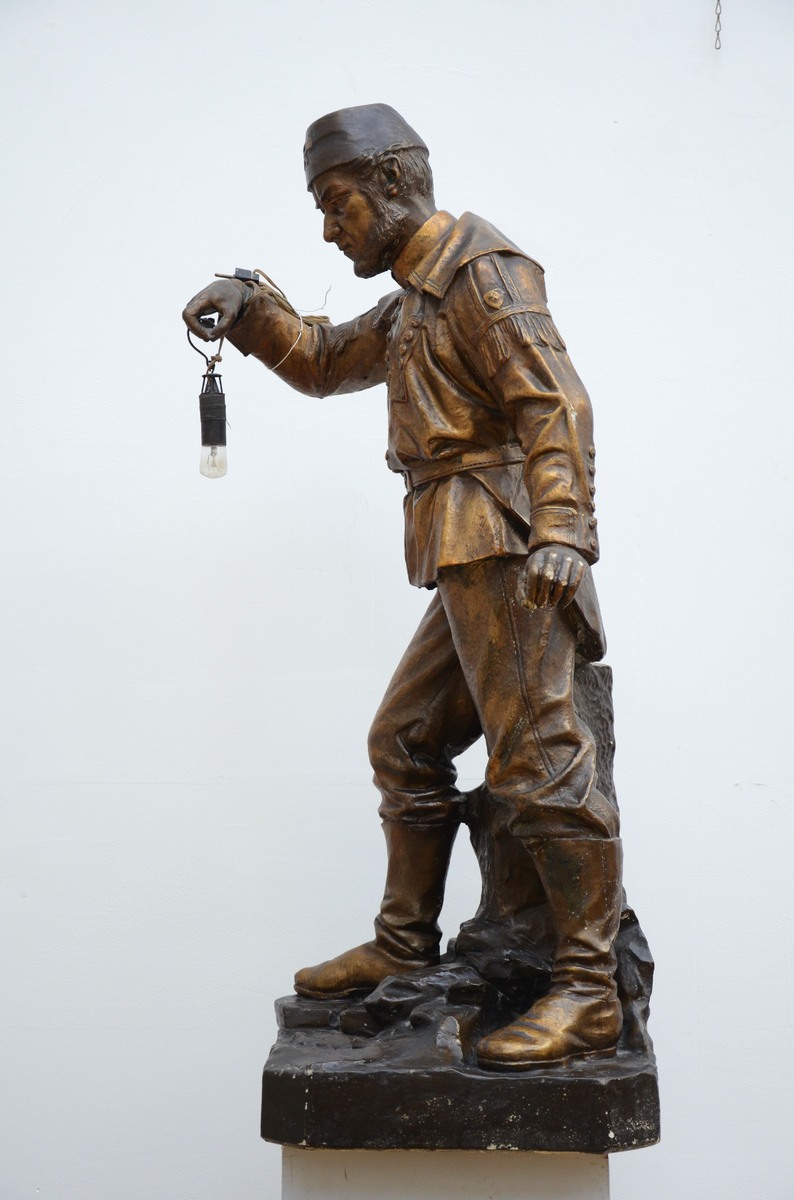A large plaster statue 'the miner' (h100cm) (*) - Image 2 of 5