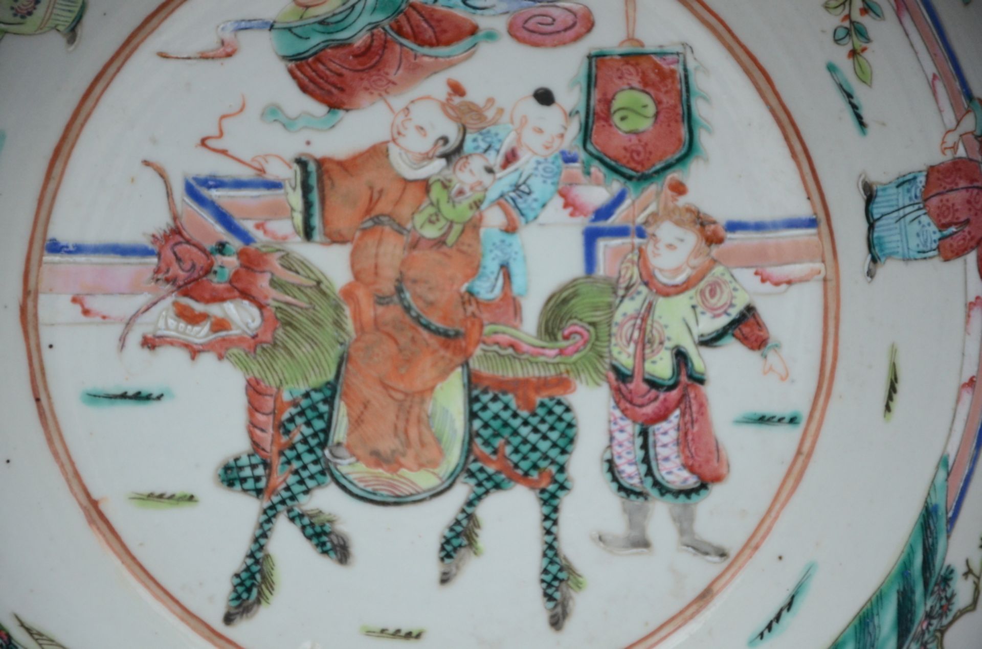 A Chinese famille rose porcelain bassin (dia29cm) - Bild 2 aus 3
