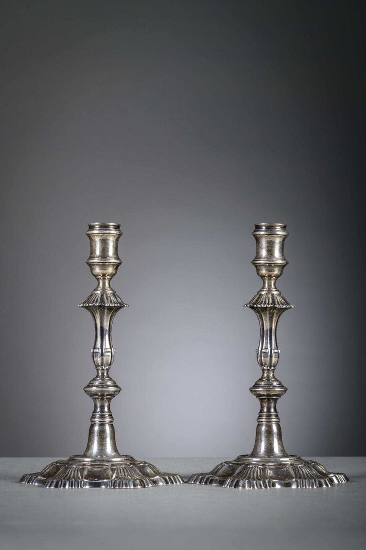 A pair of English silver candlesticks by Lampfert London, 18th century (h22cm) - Image 3 of 5