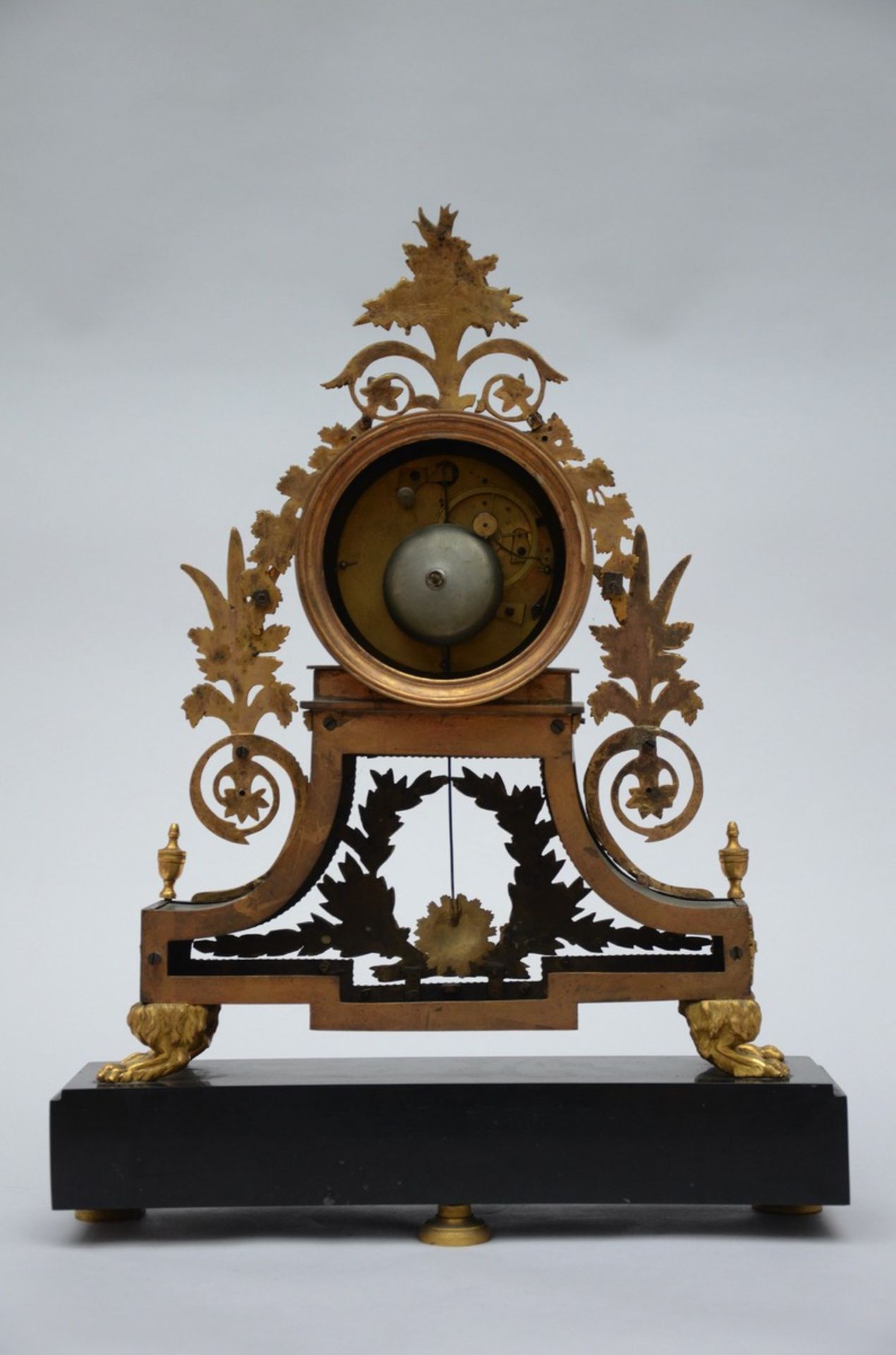 A gilt bronze Empire clock, model 'Deverberie' (57x43x12cm) (*) - Bild 2 aus 4