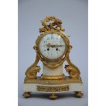 Louis XVI style mantel clock in marble and bronze (26x36x16cm)