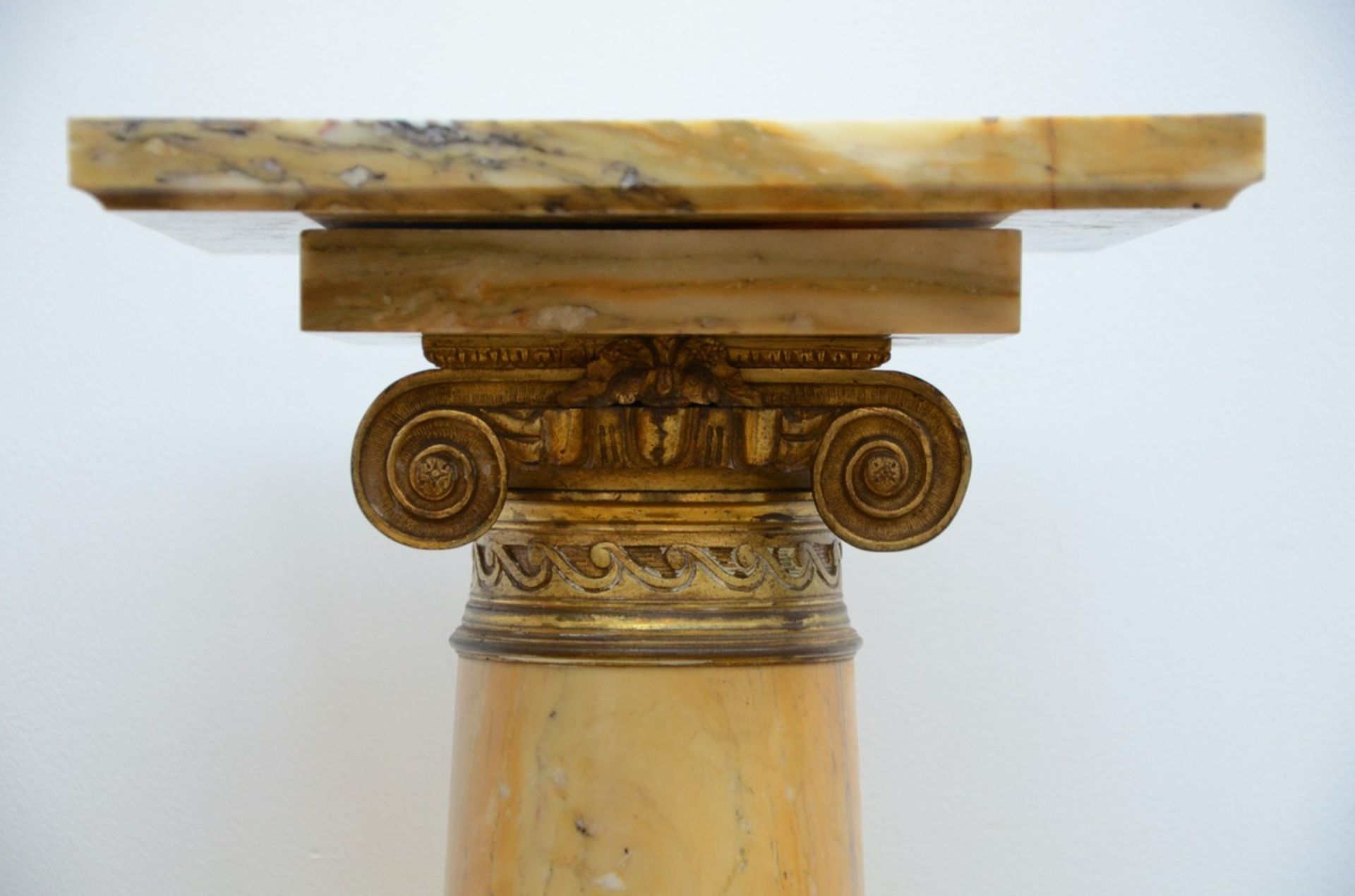 Column in marble and gilt bronze (h112cm) - Bild 2 aus 3