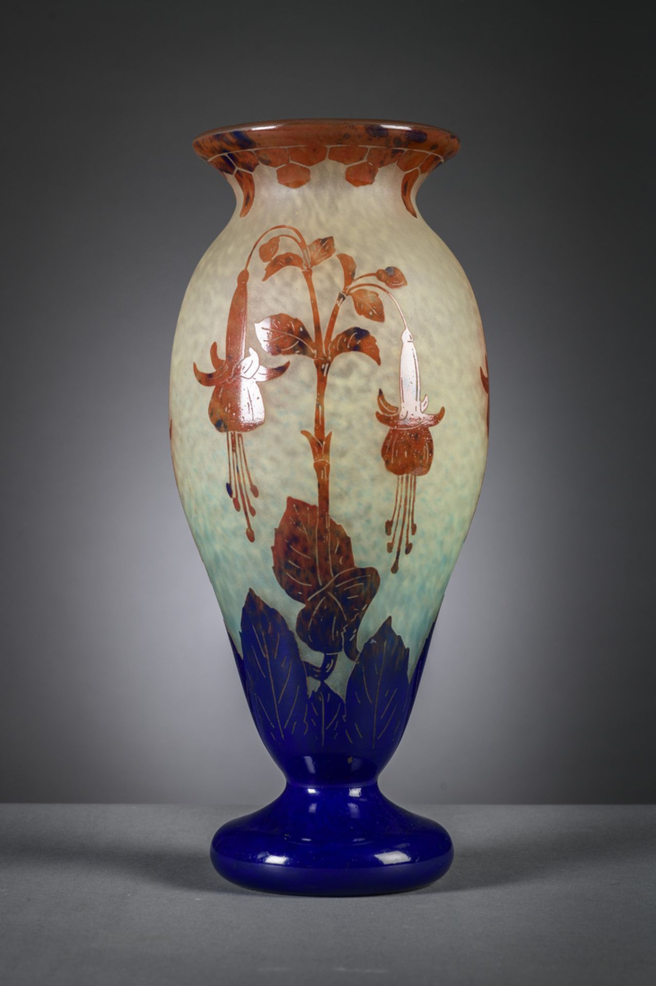 Large glass vase 'le verre Francais' with floral decoration (h45cm)