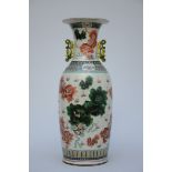 Chinese vase in porcelain with 'foo dogs and antiques' (h61cm) (*)