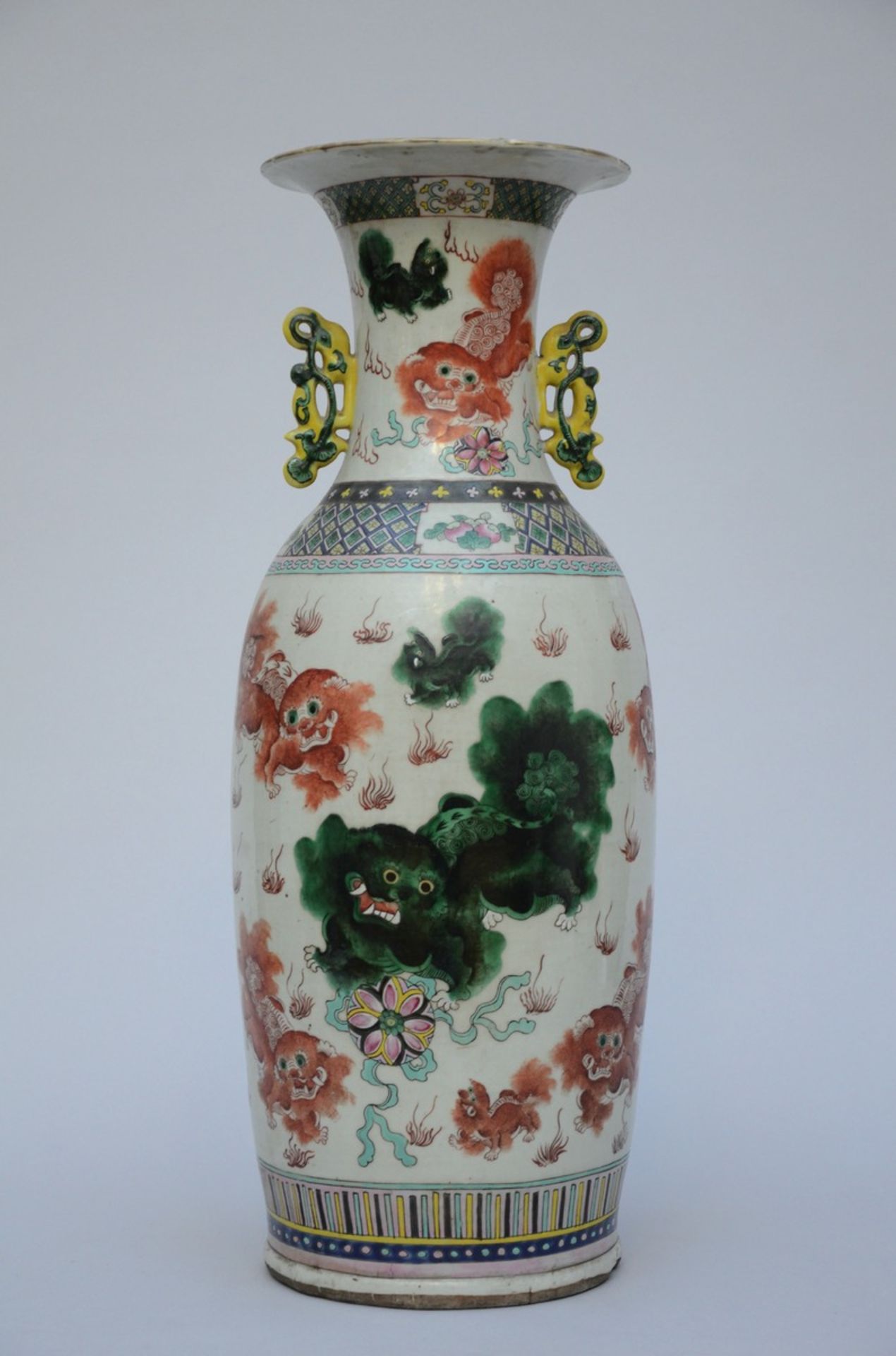 Chinese vase in porcelain with 'foo dogs and antiques' (h61cm) (*)