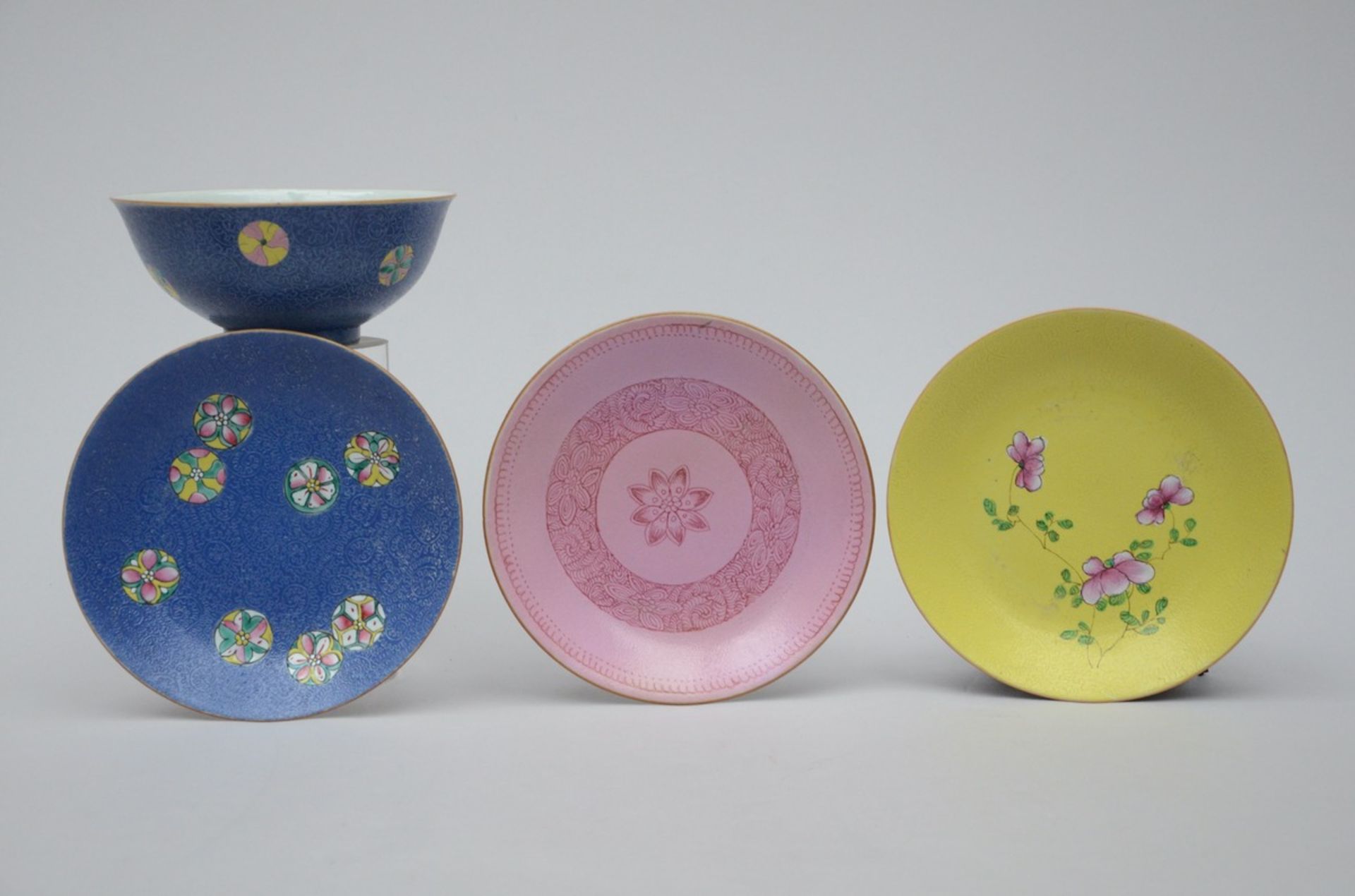 A collection of Republic porcelain with graviata decoration: 4 bowls (dia 17.5 - 20 cm)