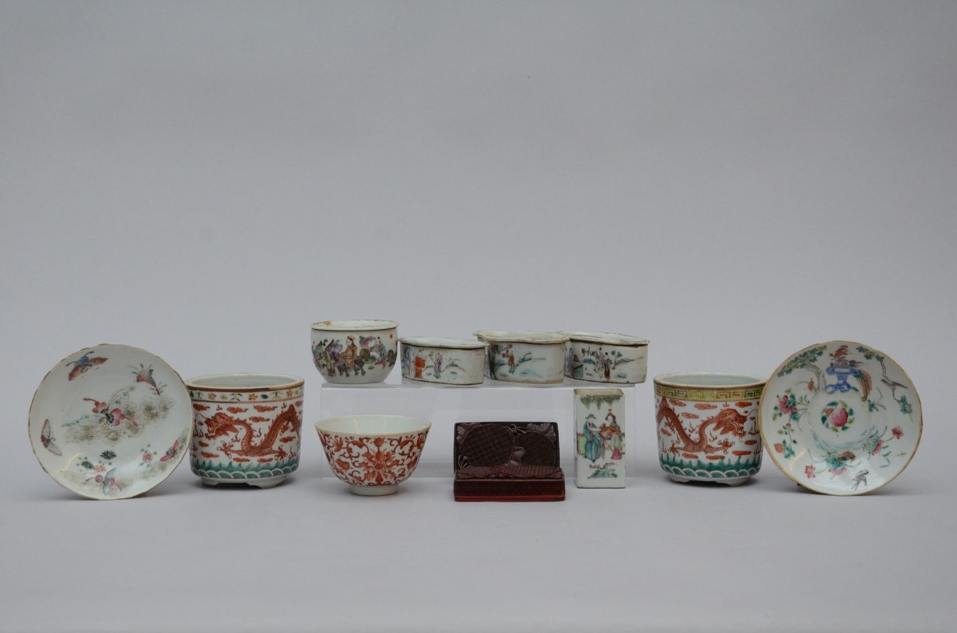 A collection of Chinese porcelain and a pair of lacquer boxes