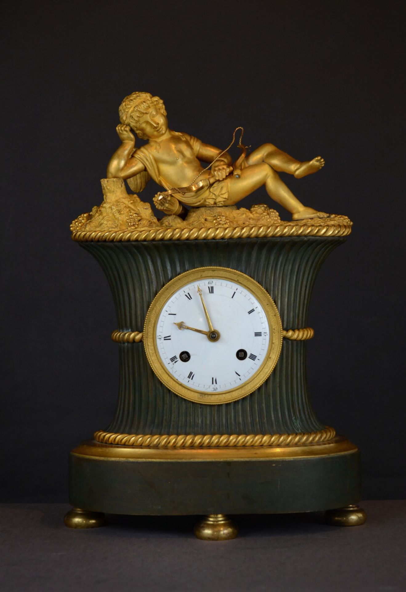 An Empire clock in gilt bronze 'sleeping putto' (h35x23x14cm)