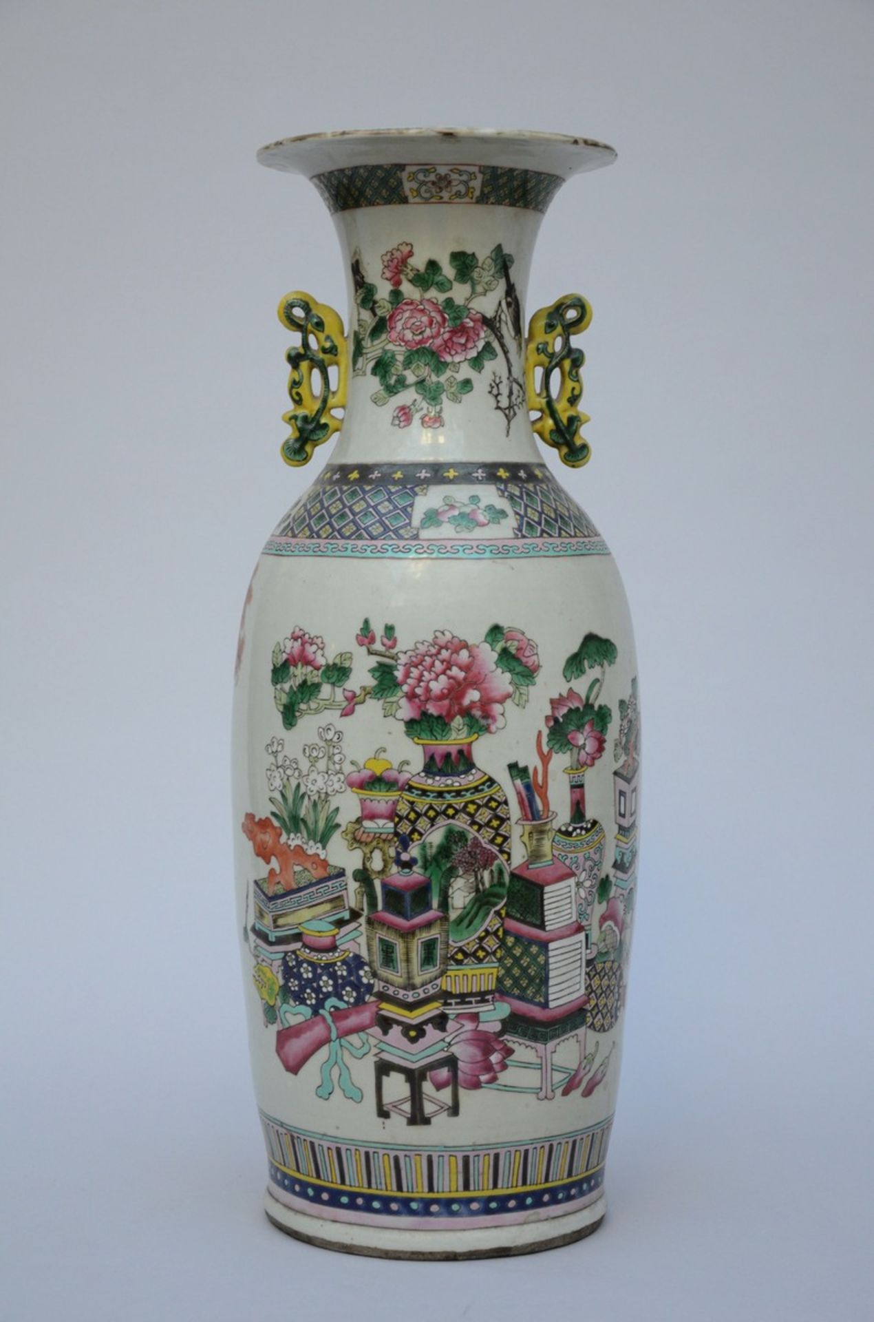 Chinese vase in porcelain with 'foo dogs and antiques' (h61cm) (*) - Bild 3 aus 4