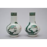 A pair of Chinese famille verte vases 'dragons' (h20cm)