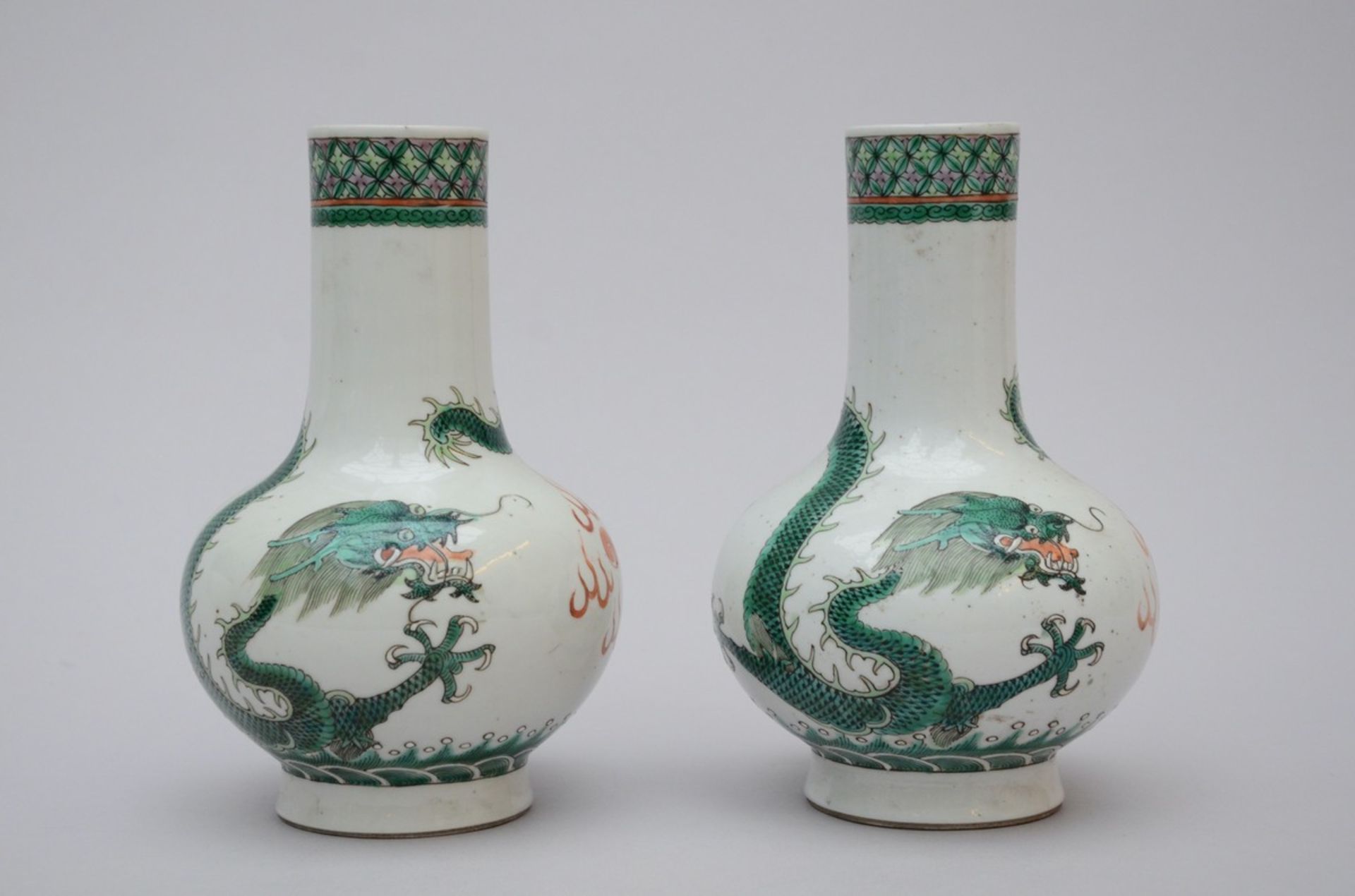 A pair of Chinese famille verte vases 'dragons' (h20cm)