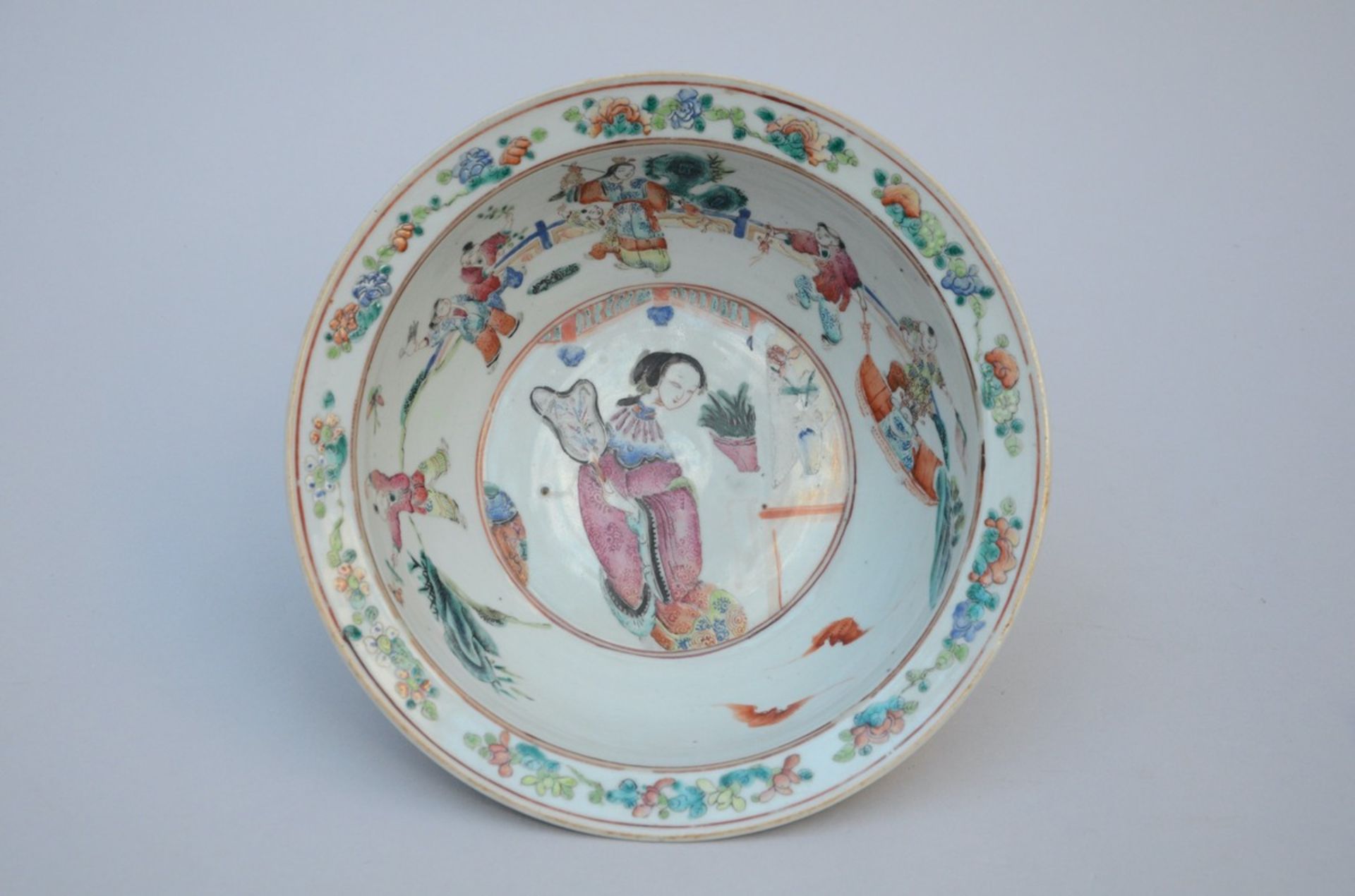 Basin in Chinese porcelain 'lady with a fan', 19th century (dia29cm) (*)