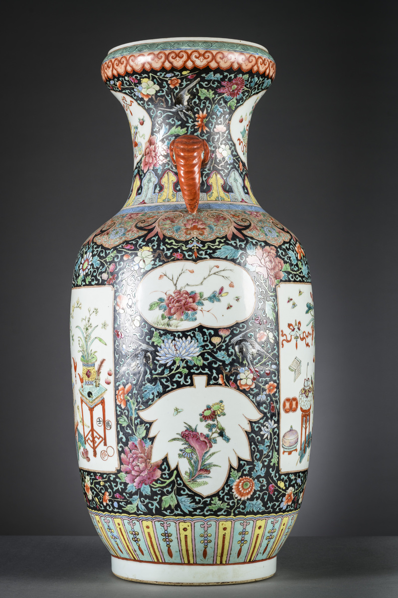 Large porcelain Chinese vase with black ground 'antiquities' (h72cm) (*) - Image 2 of 8