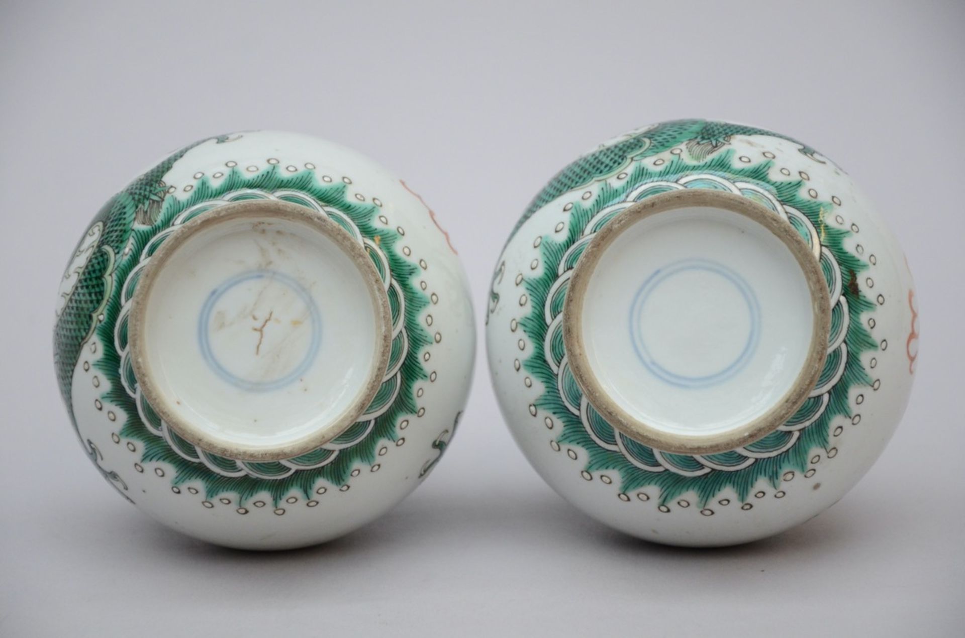 A pair of Chinese famille verte vases 'dragons' (h20cm) - Bild 4 aus 4