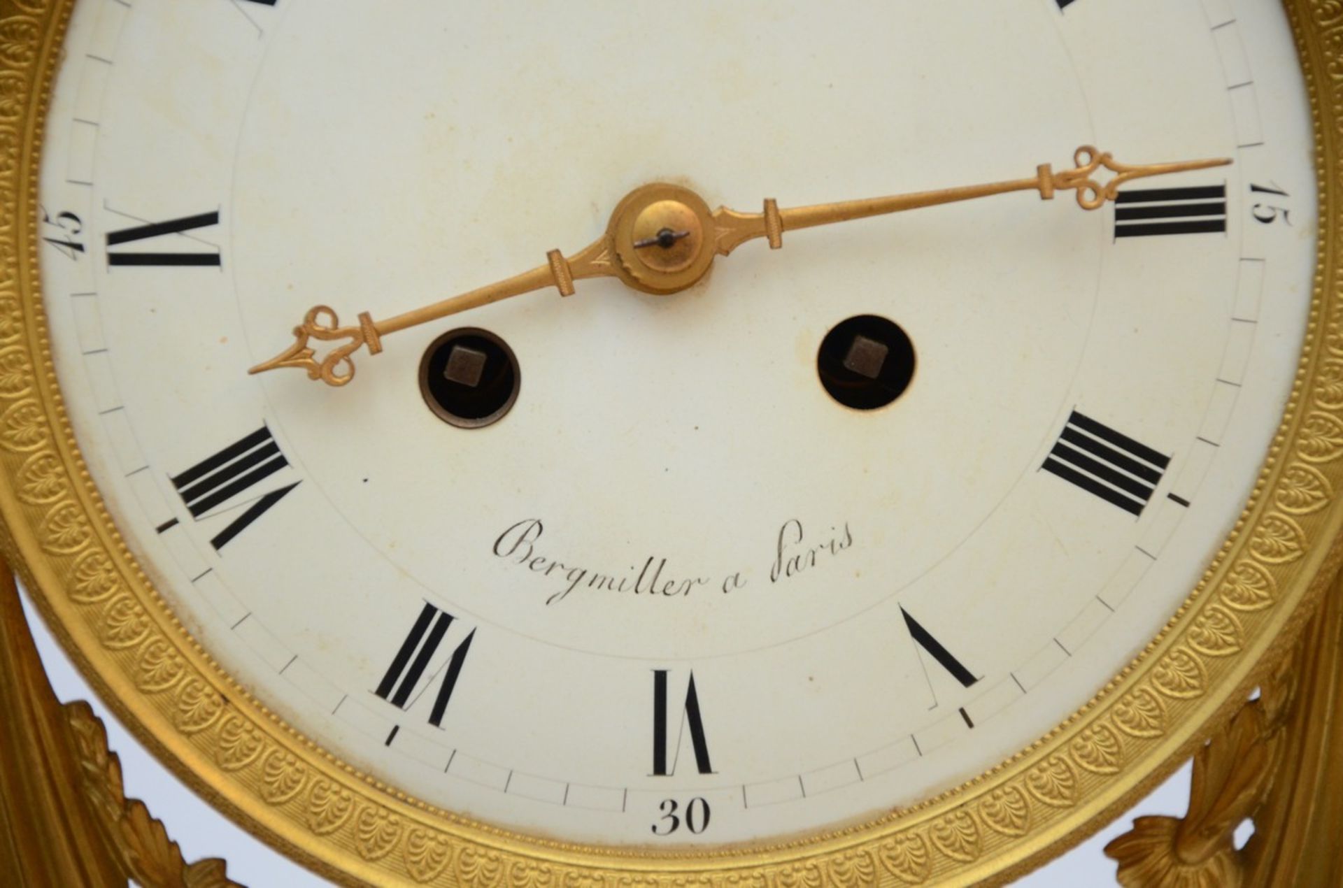 A Louis XVI style clock in bronze and SËvres biscuit 'Bergmiller a Paris' (62x45x12cm) - Image 3 of 5