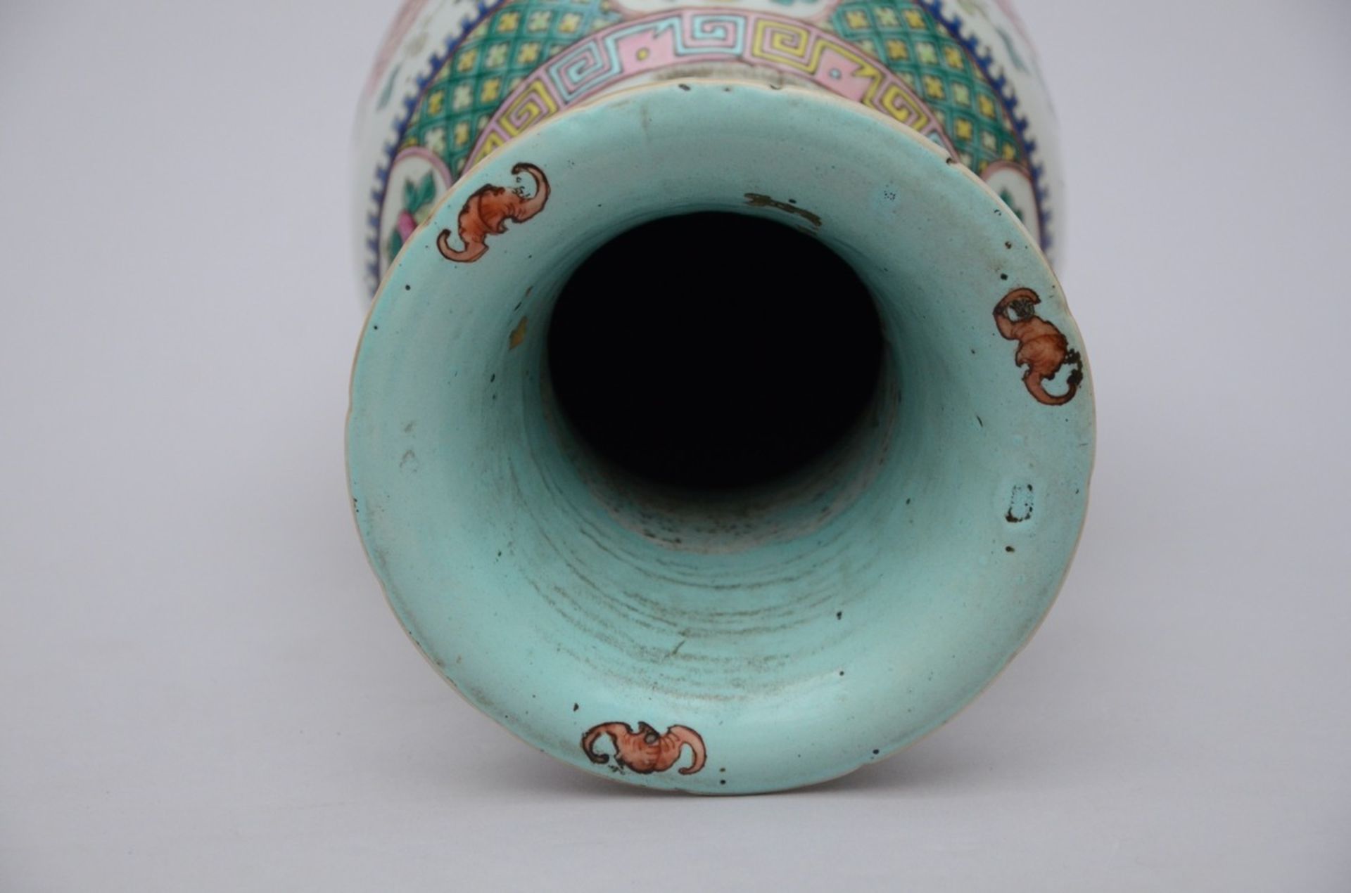 Chinese famille rose porcelain vase 'roosters' (h43cm) - Bild 4 aus 5
